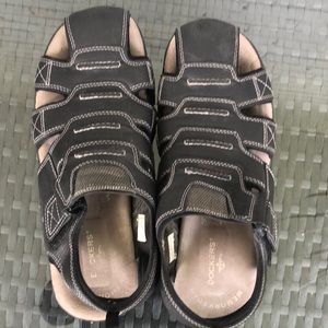 Men’s close-toed men’s Searose fisherman sandals.